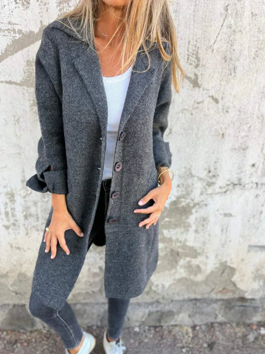 Manteau chic minimaliste Audrey de Danoir Paris, coupe élégante, en tissu rose clair, porté avec style.
