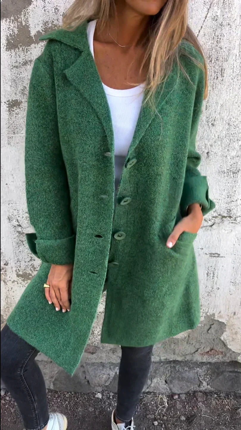 Manteau chic minimaliste Audrey de Danoir Paris en tissu rose, élégant et épuré, porté sur un mannequin.