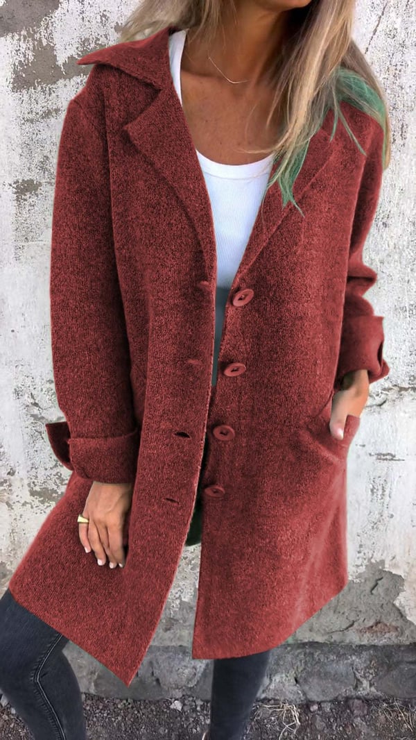 Manteau chic minimaliste Audrey de Danoir Paris en tissu rose, style élégant et épuré, porté sur un mannequin.
