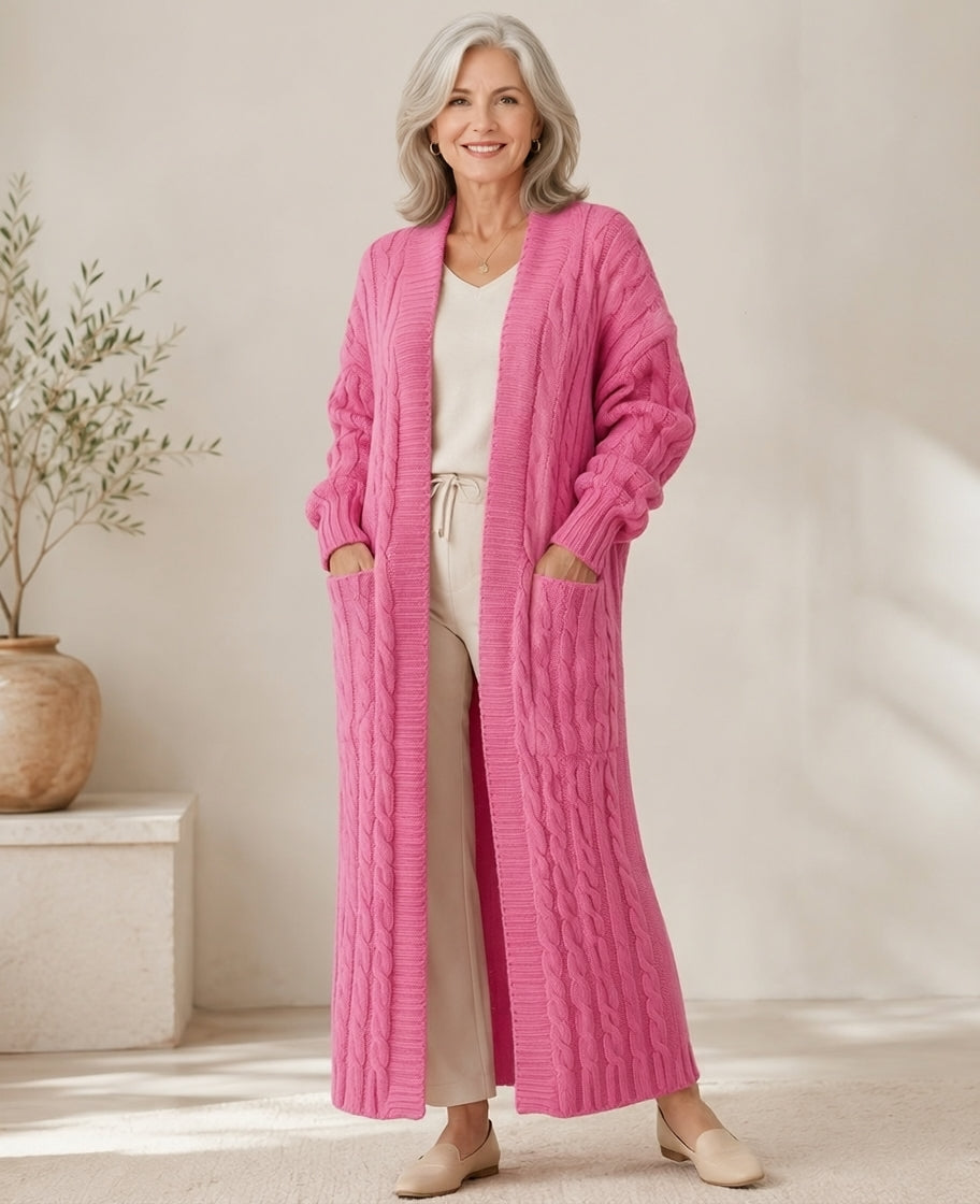 Cardigan en maille rose Danoir Paris à double boutonnage, détails tissés élégants et style confortable.