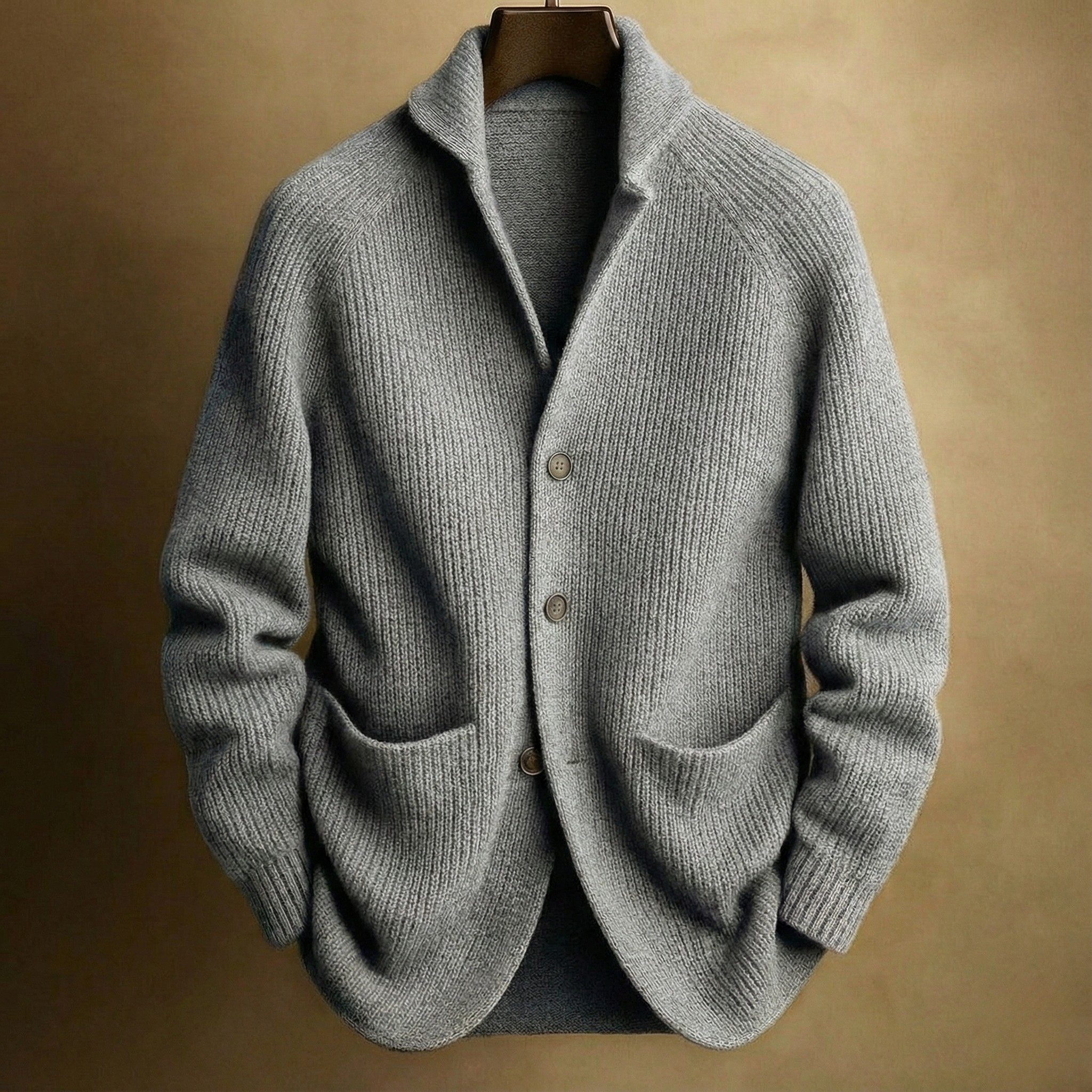 Cardigan pour homme en laine côtelée Danoir Paris, coupe ajustée et texture côtelée visible sur le mannequin.