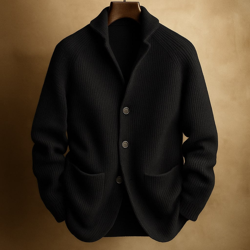 Cardigan pour homme en laine côtelée Danoir Paris, léger et chaud, porté ouvert avec col en V et manches longues.