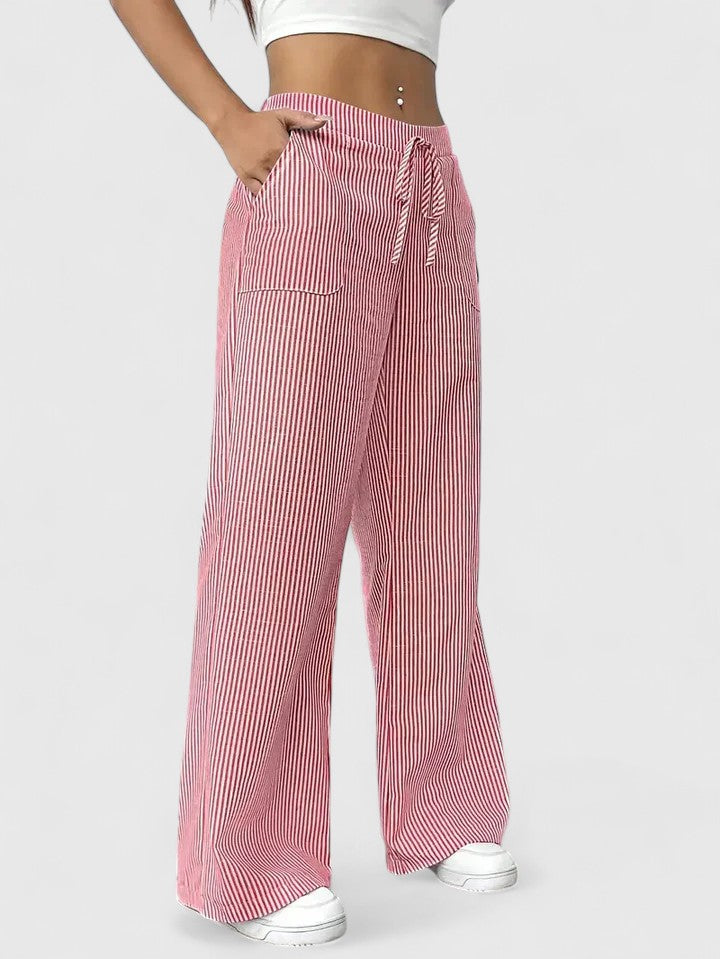 Pantalon large élégant Dominique de Danoir Paris en tissu fluide, coupe droite, couleur neutre, porté sur un fond blanc.