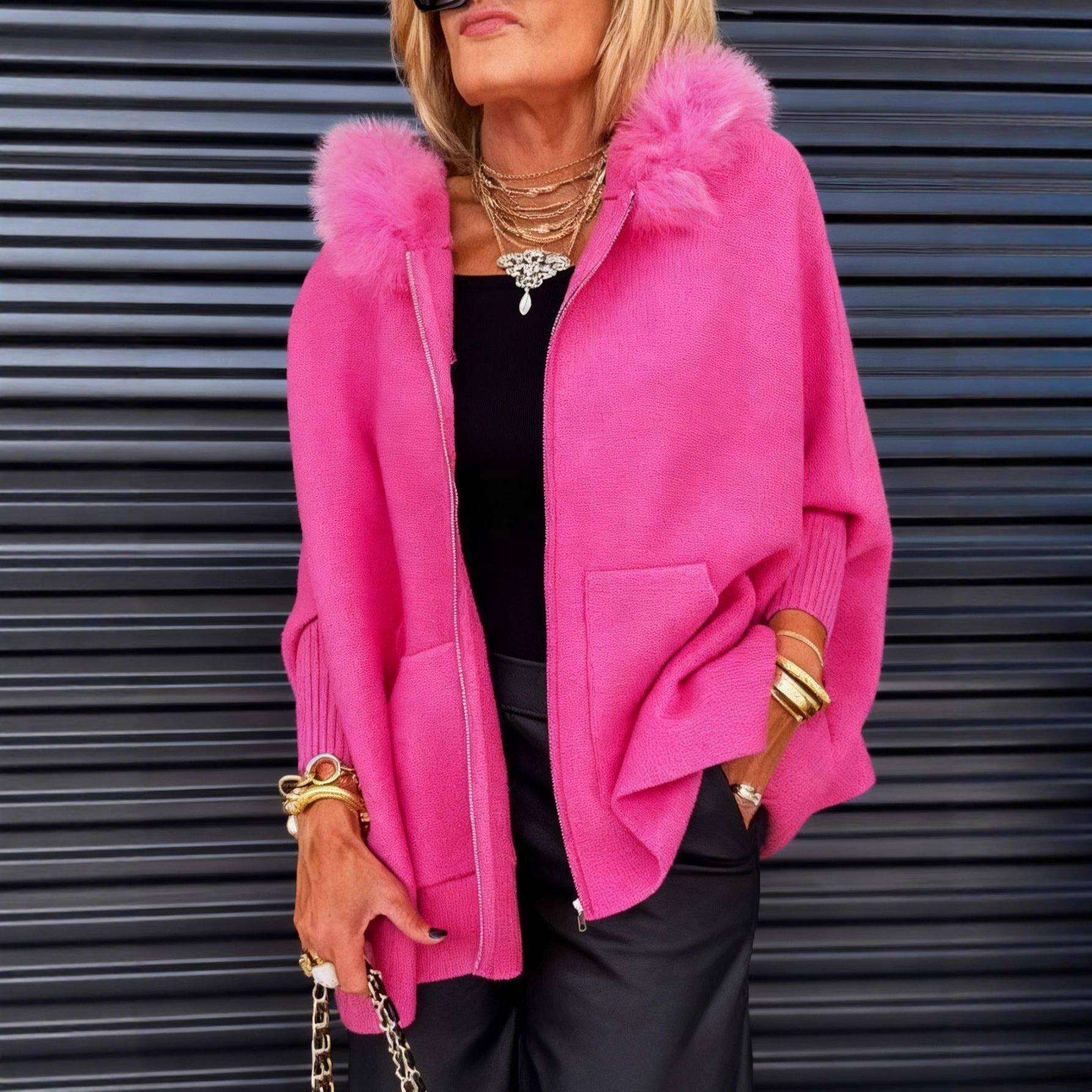 Veste casual Danoir Paris avec col en fausse fourrure uni, coupe décontractée et élégante, image de la veste portée.
