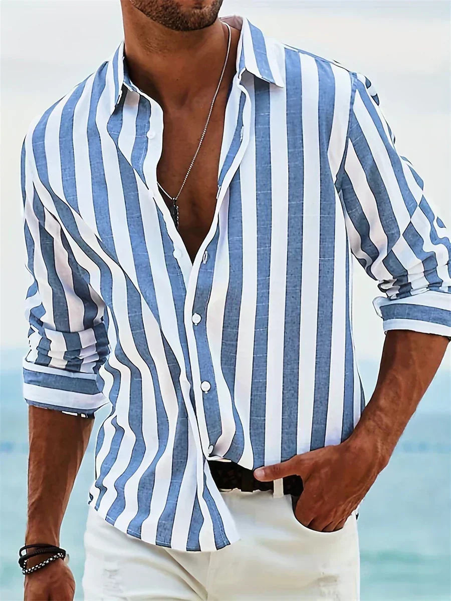 Chemise rayée légère d'été Leblanc™ de Danoir Paris portée, en tissu fluide avec col et manches courtes.