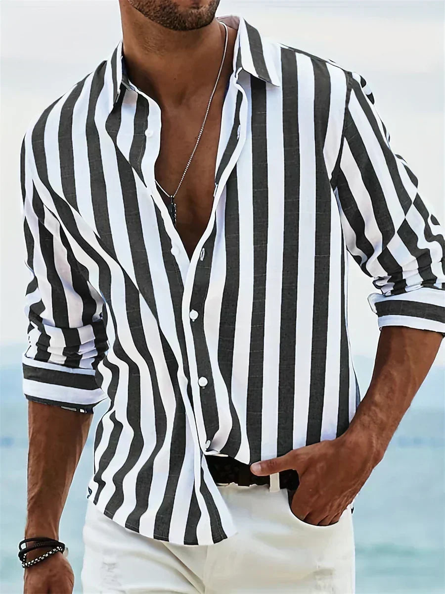 Chemise rayée légère d'été Leblanc™ de Danoir Paris, tissu fluide avec rayures bleues et blanches, portée décontractée.