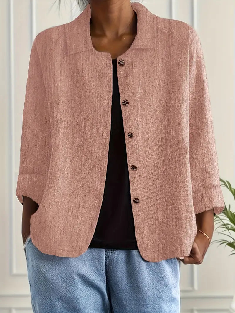 Haut léger classique Mira Danoir Paris, en tissu fluide blanc avec manches longues et coupe élégante, porté sur un mannequin.