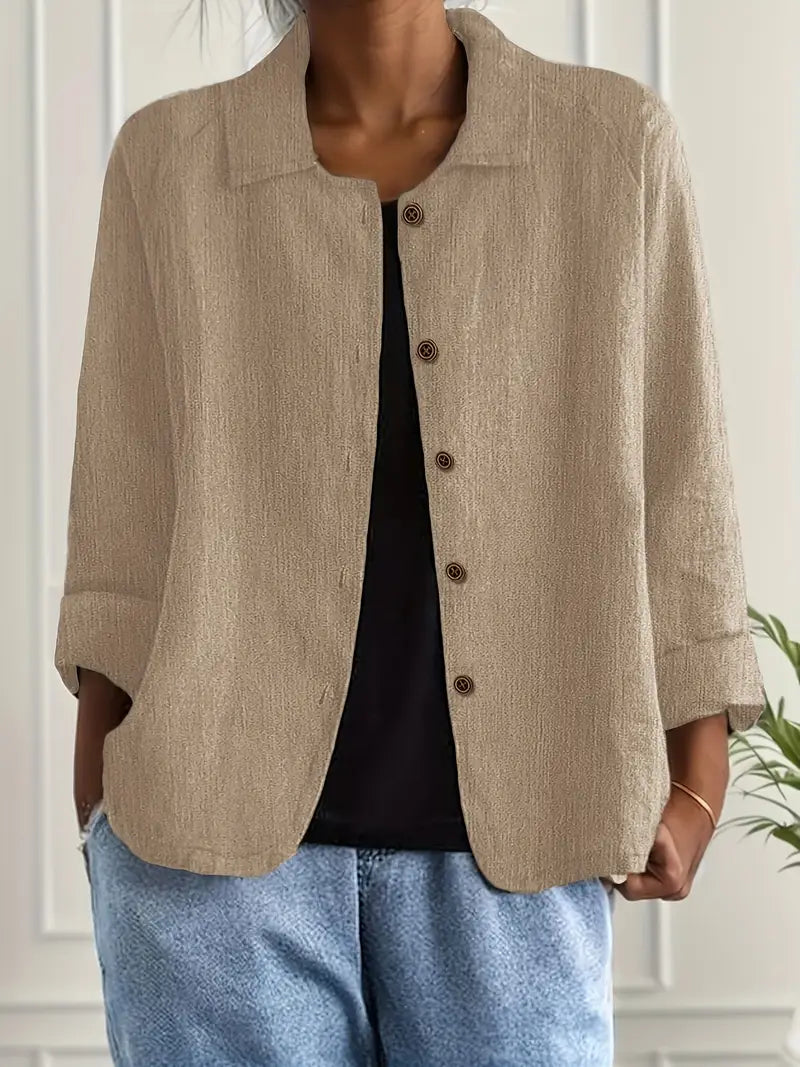 Haut léger classique Mira de Danoir Paris, en tissu fluide blanc avec col rond et manches longues, porté sur mannequin.