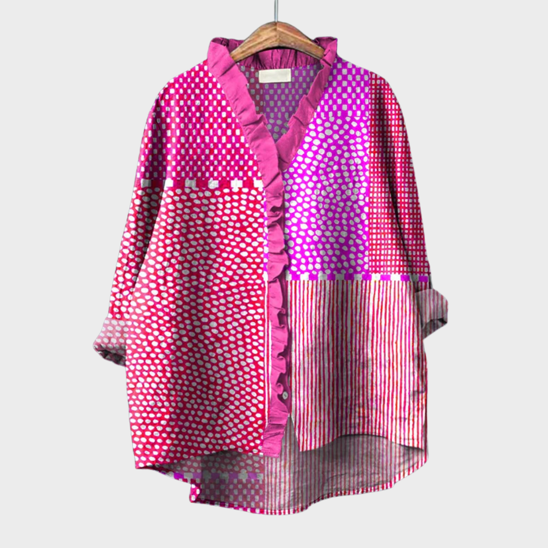 Blouse graphique vibrante Cassandra de Danoir Paris, tissu léger avec motifs colorés, portée avec col en V et manches longues.