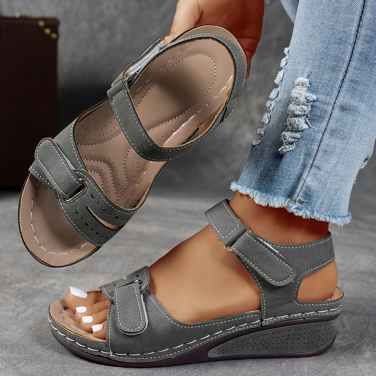 Sandales ergonomiques élégantes Célima de Danoir Paris avec design sophistiqué et confort optimal, visibles en première plan.