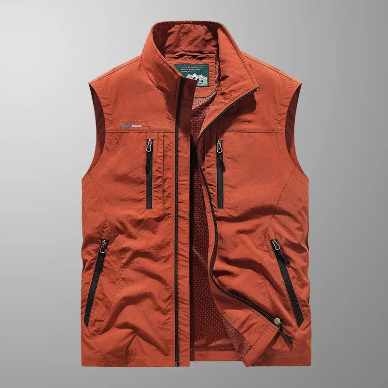 Gilet Vincent de Danoir Paris en tissu doux, couleur neutre, porté sur un mannequin, détail de finition visible.