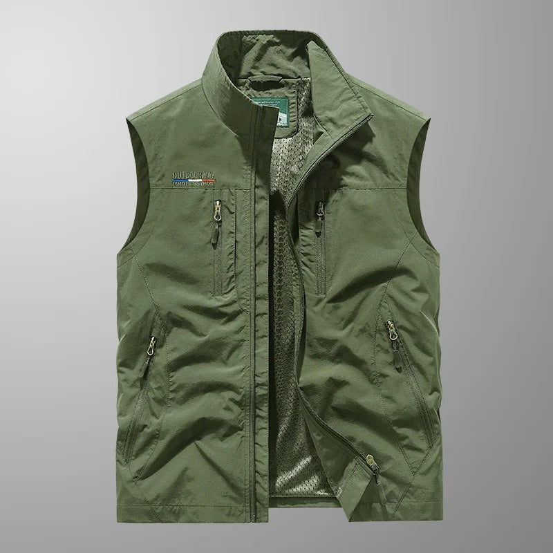 Gilet Vincent de Danoir Paris, en tissu doux, porté avec col et boutons, vue de face sur mannequin.
