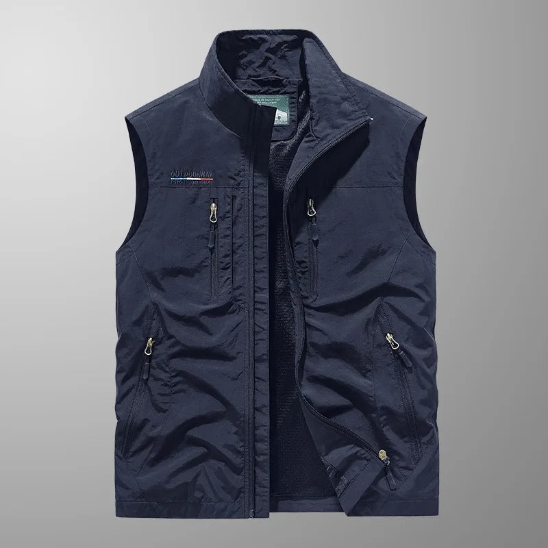 Gilet Vincent de Danoir Paris, en tissu doux, porté sur une chemise blanche, mode élégante et décontractée, vue de face.