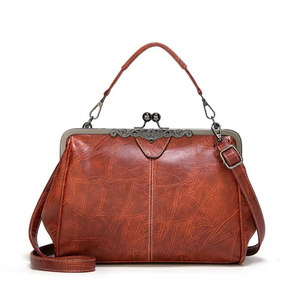 Sac vintage Mila de Danoir Paris en rouge avec fermoir à rabat élégant, finition sophistiquée et style intemporel.
