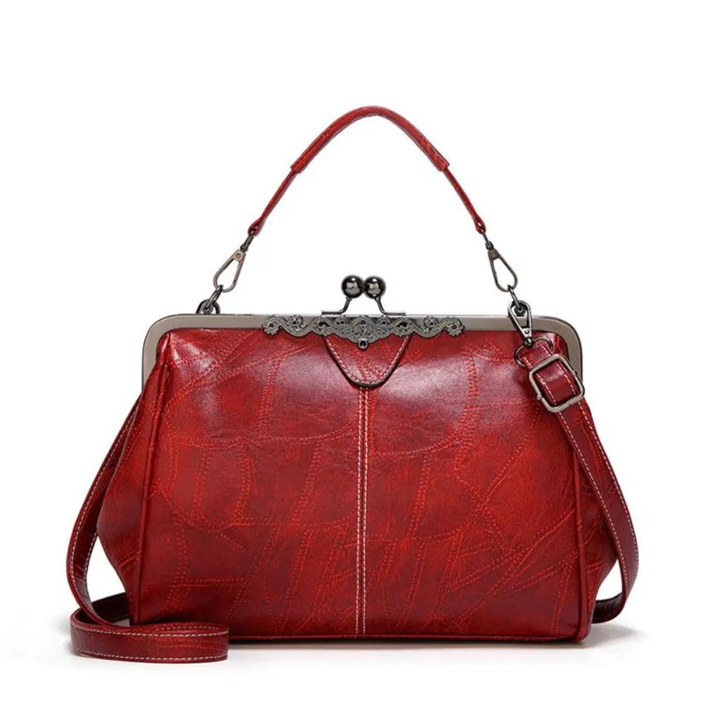 Sac vintage Mila de Danoir Paris, en rouge, avec fermoir à rabat élégant et design intemporel, en cuir synthétique.