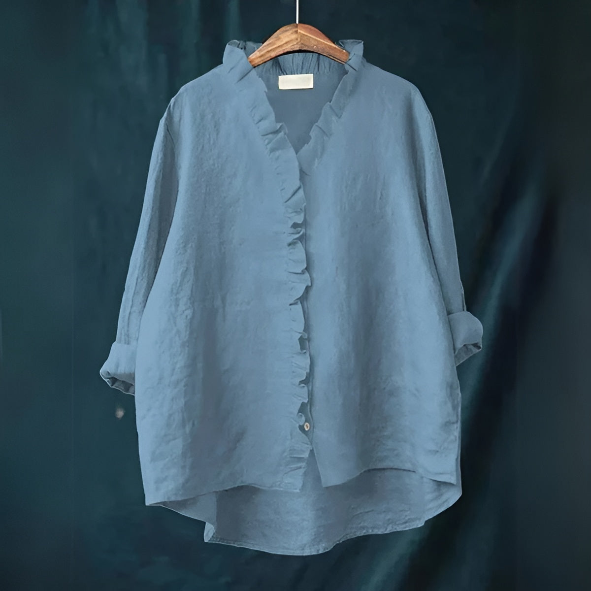 Blouse légère et élégante Blanka de Danoir Paris, tissu fluide avec détails raffinés, portée décontractée ou habillée.