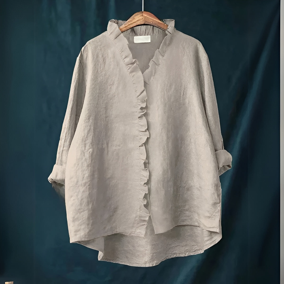 Blouse légère et élégante Blanka de Danoir Paris, tissu fluide avec détails subtils, portée confortable et chic.