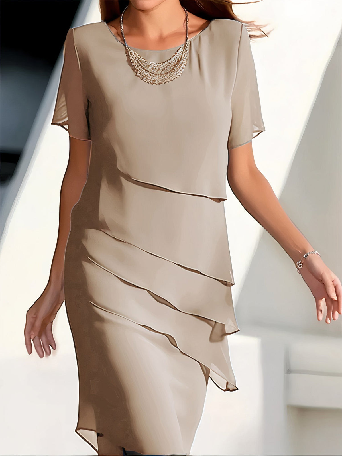 Robe plissée rouge Louise par Danoir Paris, élégante et fluide, portée avec détails visibles en image.