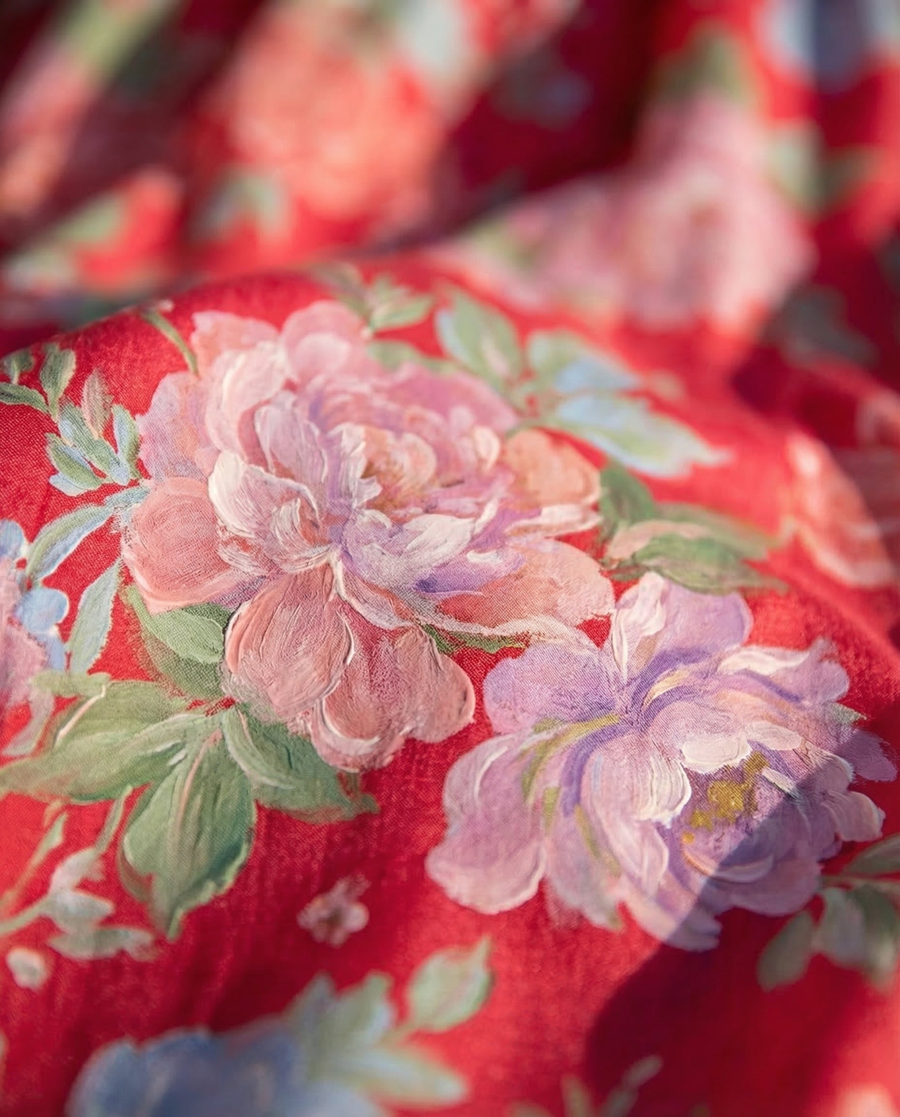 Robe fleurie col en V de la marque Danoir Paris, tissu léger avec motif floral et coupe élégante pour femme.