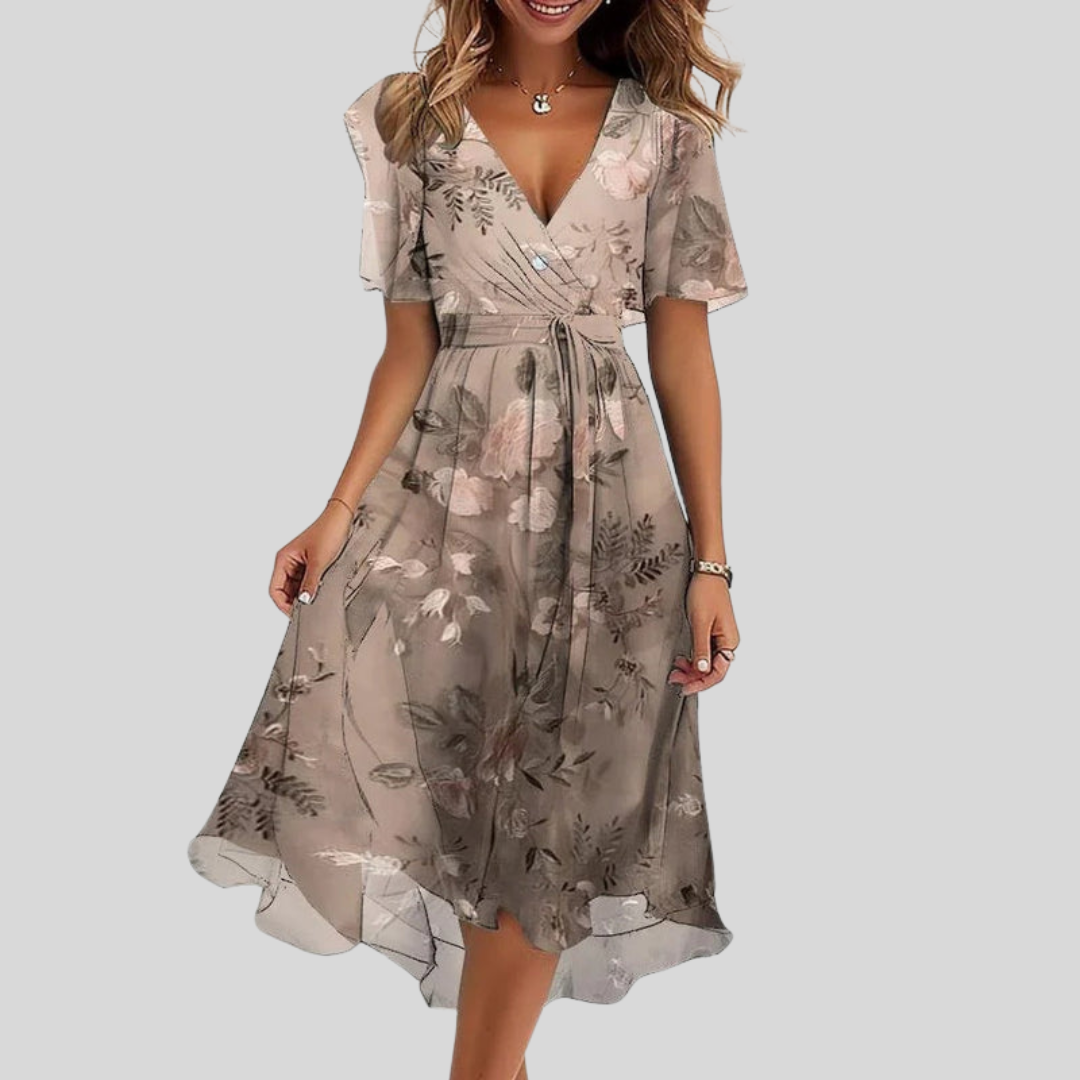 Robe d’été élégante Naomie de Danoir Paris, tissu léger, coupe fluide, couleur claire, portée décontractée pour l'été