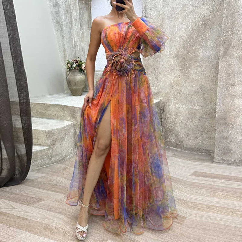 Robe longue colorée Philena de Danoir Paris, élégante et fluide, avec un motif floral vibrant, portée dans un style sophistiqué.