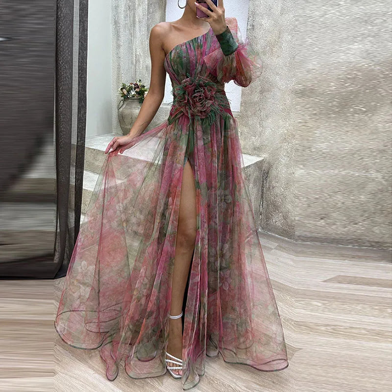 Robe longue colorée Philena de Danoir Paris, élégante, fluide, avec des motifs vibrants, portée dans un look sophistiqué.
