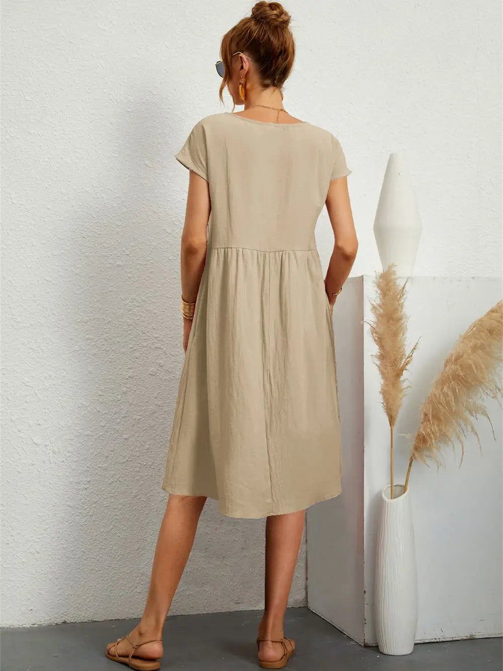 Robe décontractée chic Sage de Danoir Paris, tissu fluide et élégant, portée avec manches longues et coupe moderne.