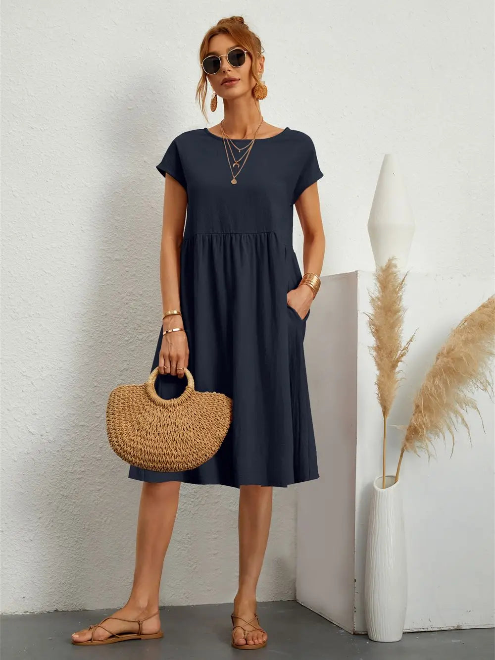 Robe décontractée chic Sage de Danoir Paris, en tissu fluide, avec coupe élégante et détails modernes, portée dans un style décontracté.