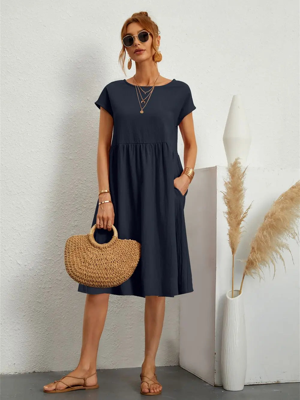 Robe décontractée chic Sage par Danoir Paris, tissu fluide et élégant, portée décontractée avec détails modernes.