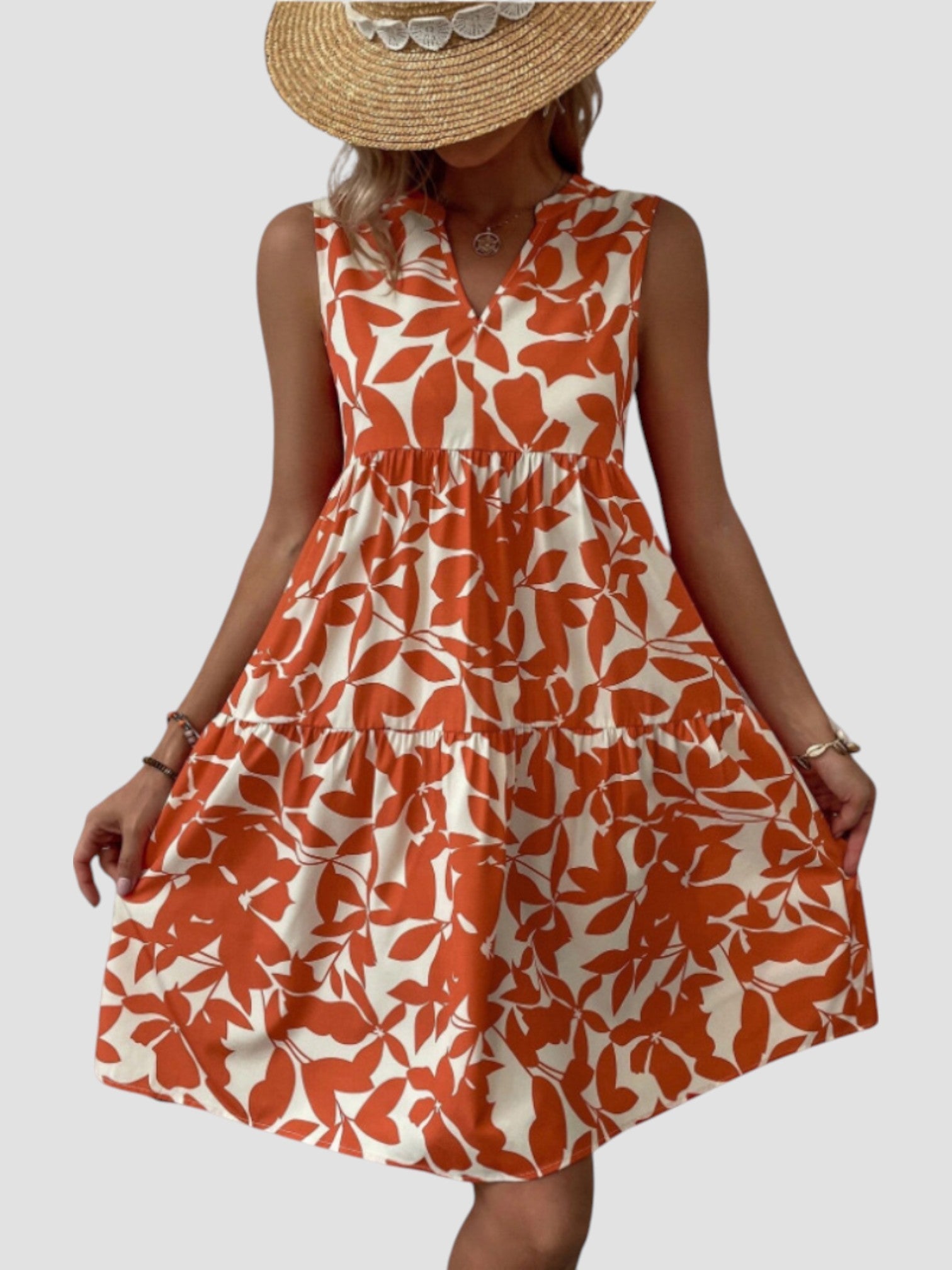 Robe midi d'été élégante de la marque Danoir Paris, en tissu fluide rouge avec détails raffinés.