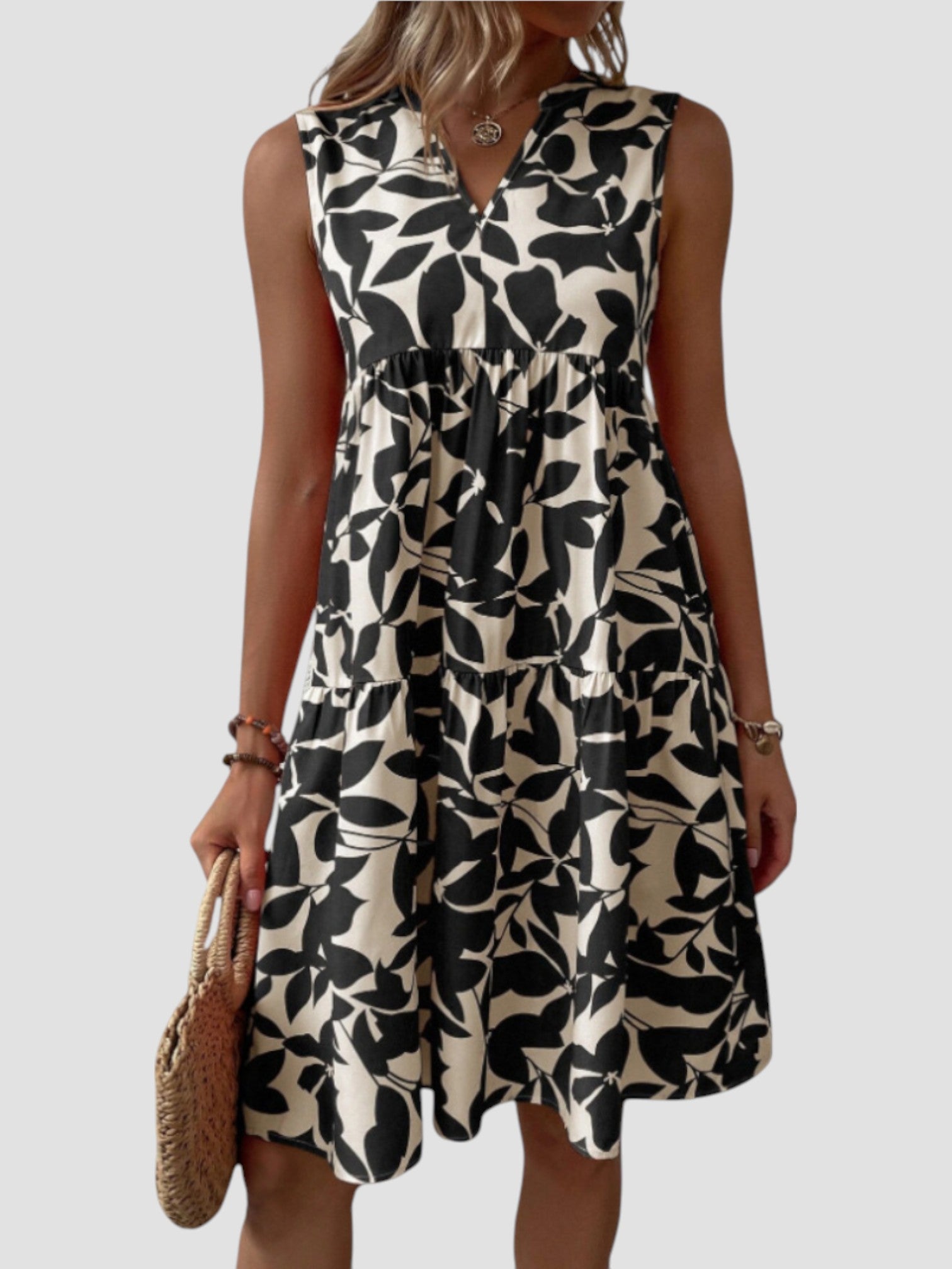 Robe midi d'été élégante de Danoir Paris, en tissu rouge avec coupe fluide et détails raffinés, parfaite pour la saison estivale.