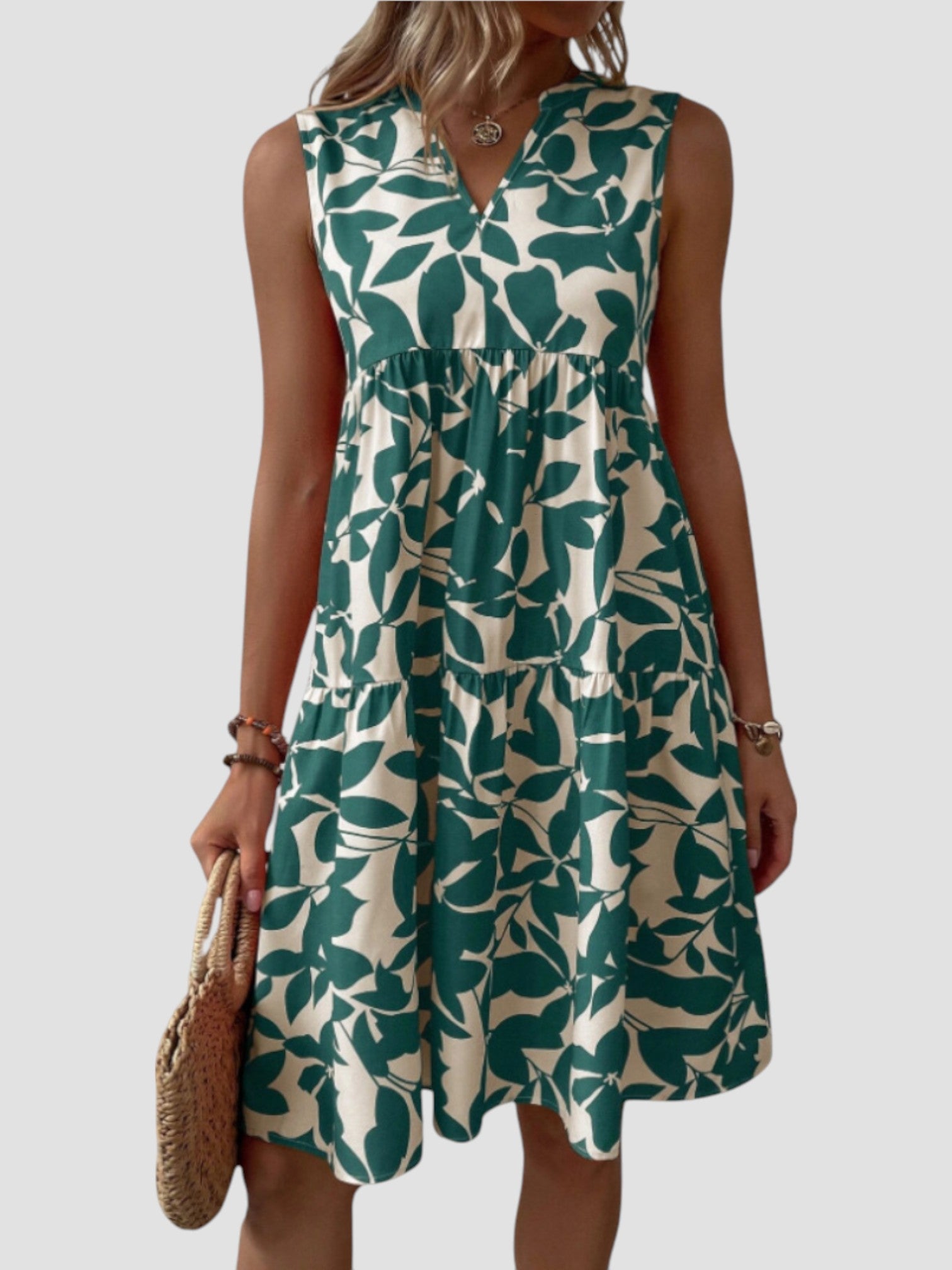 Robe midi d'été élégante de la marque Danoir Paris en tissu rouge, portée par une mannequin, vue de face.