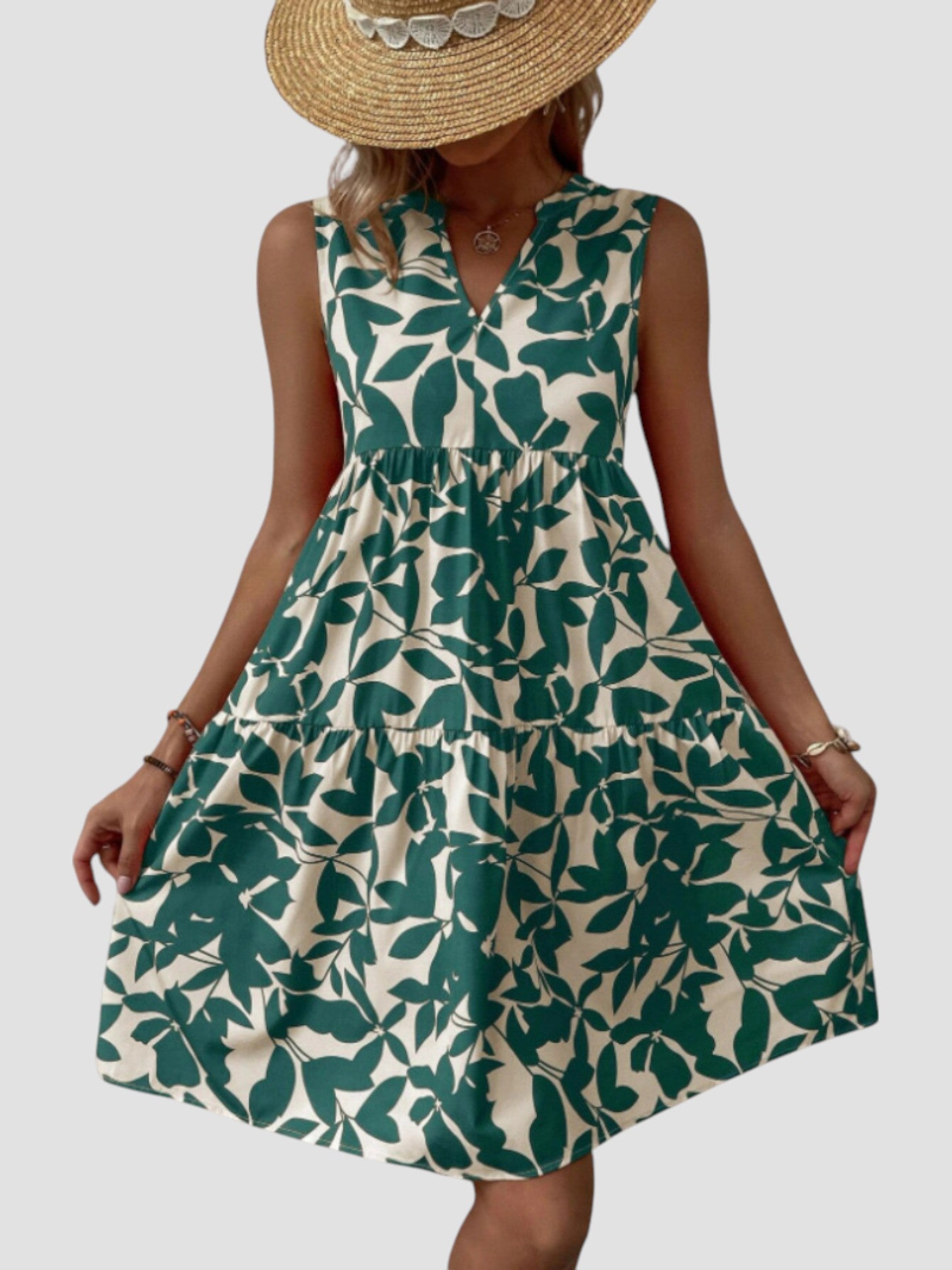 Robe midi élégante rouge de Danoir Paris pour l'été, tissu fluide et coupe sophistiquée, idéale pour une occasion estivale.
