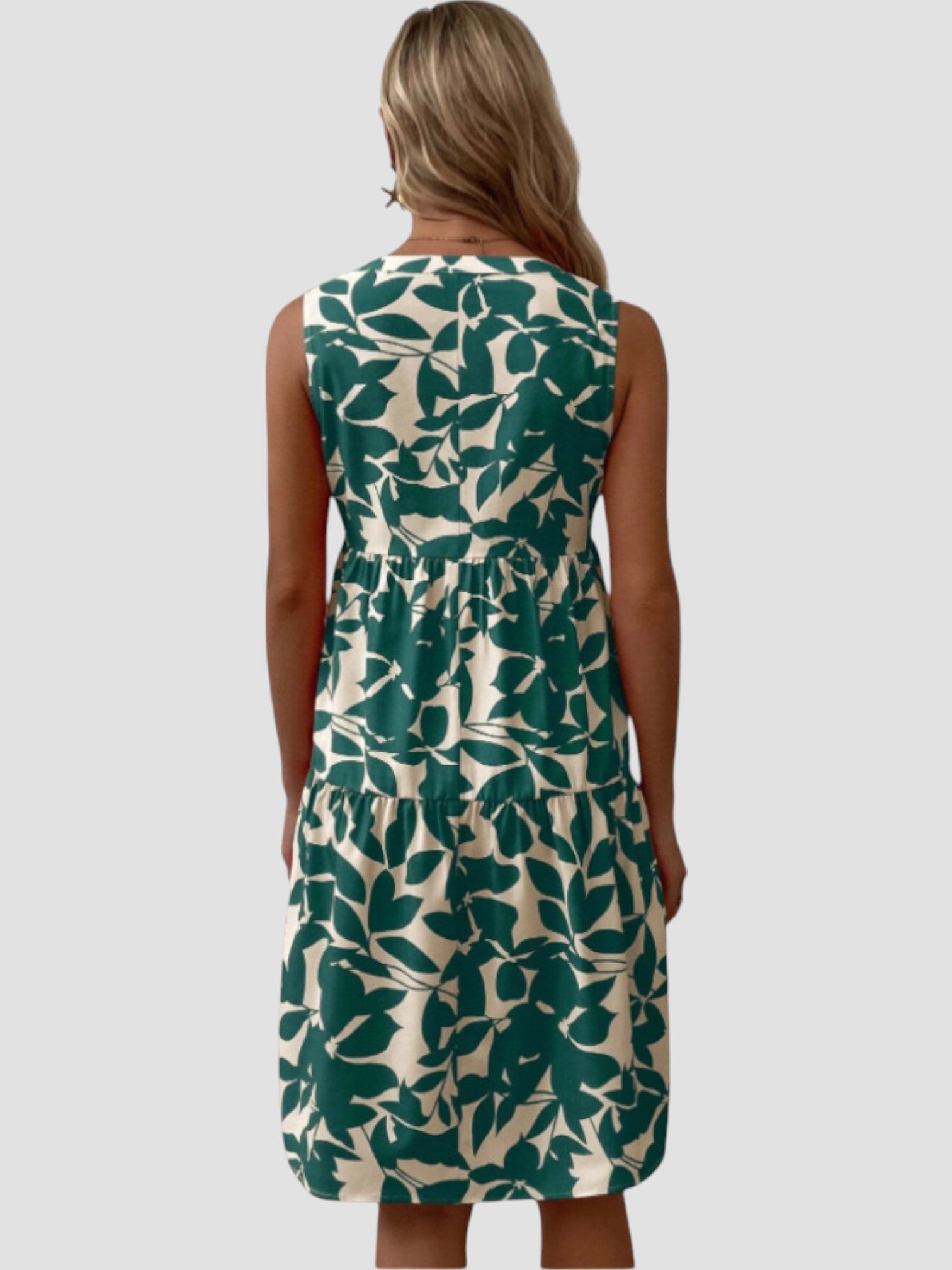 Robe midi élégante Danoir Paris Séraphine en tissu rouge, parfait pour l'été, avec un design sophistiqué et fluide.