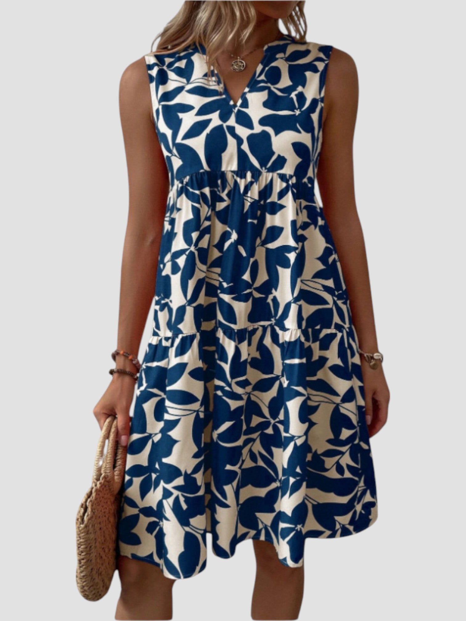 Robe midi d'été élégante Danoir Paris en tissu rouge, détails raffinés pour une silhouette sophistiquée.