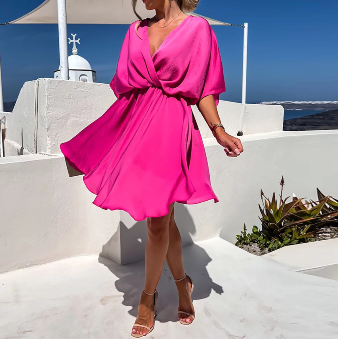 Robe élégante Rose™ de Danoir Paris, coupe fluide en tissu léger, portée avec accessoires, vue de face.