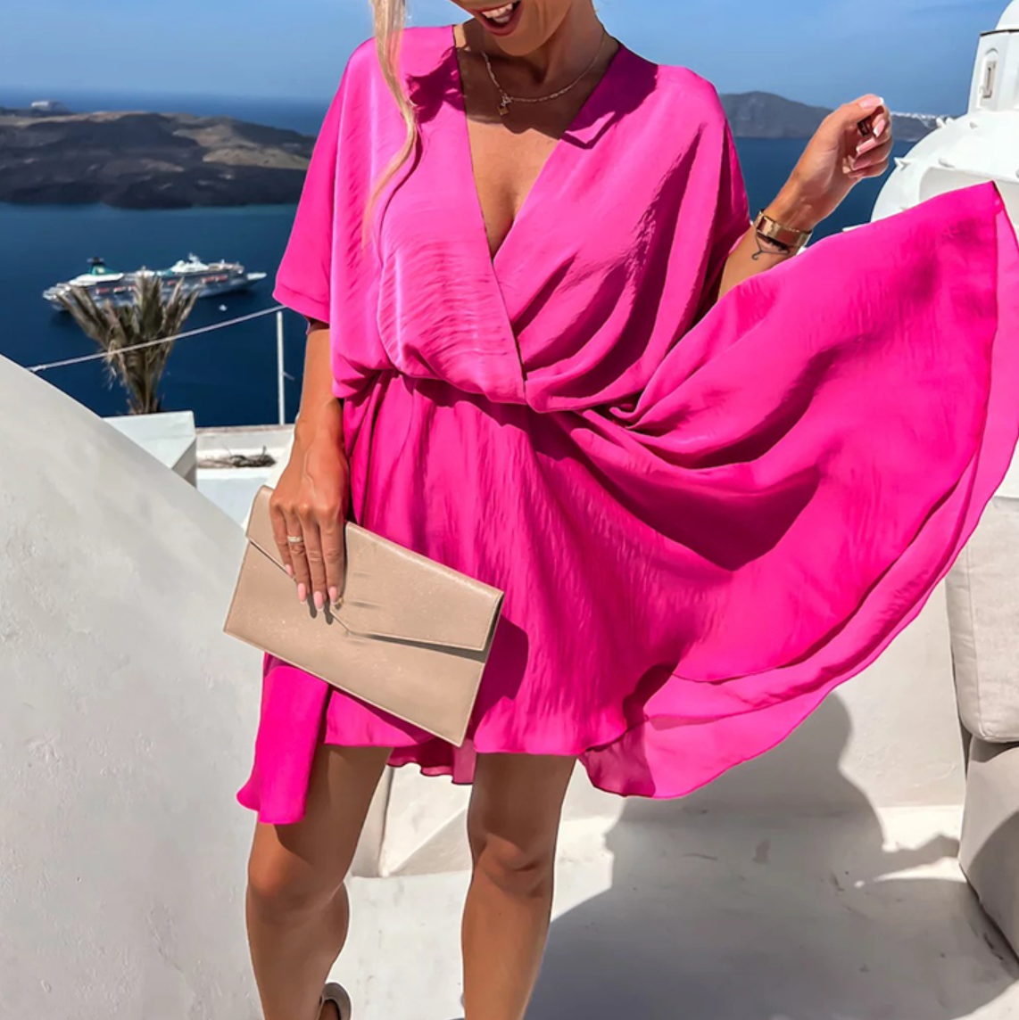 Robe élégante Rose™ de Danoir Paris, tissu fluide, coupe ceinturée, style chic et moderne, portée pour une occasion spéciale.