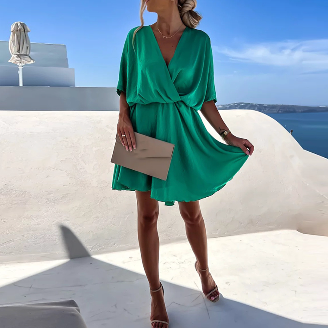Robe élégante Rose™ de Danoir Paris, coupe fluide, en tissu léger, portée avec des accessoires, vue de face.