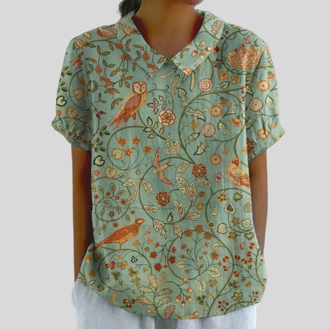 Blouse Danoir Paris Apolline Forêt Enchantée en tissu fluide avec imprimé floral et manches longues, portée sur fond blanc