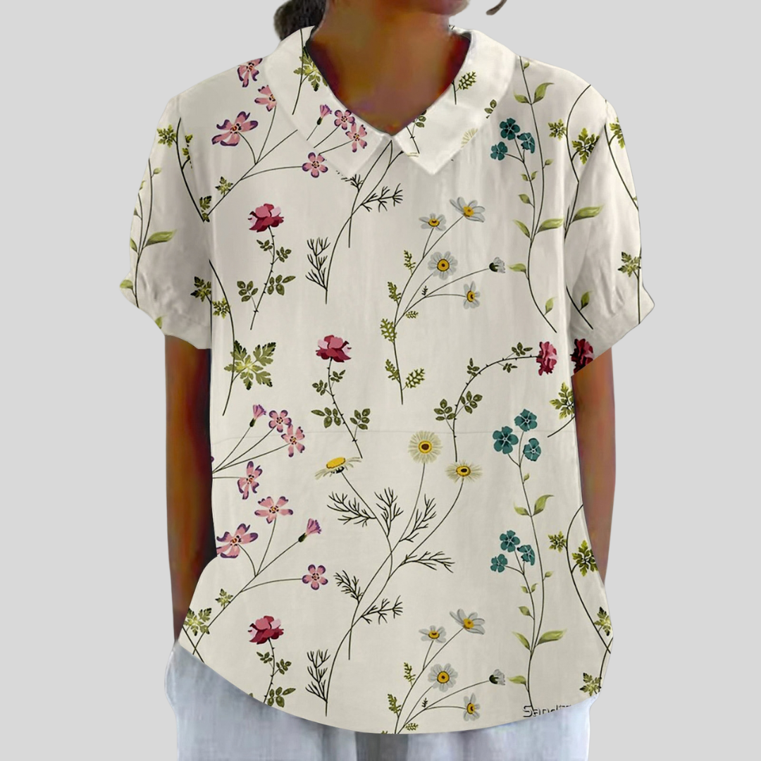 Blouse botanique fine Béatrice de Danoir Paris, motif floral délicat, tissu léger et élégant, portée avec manches longues.