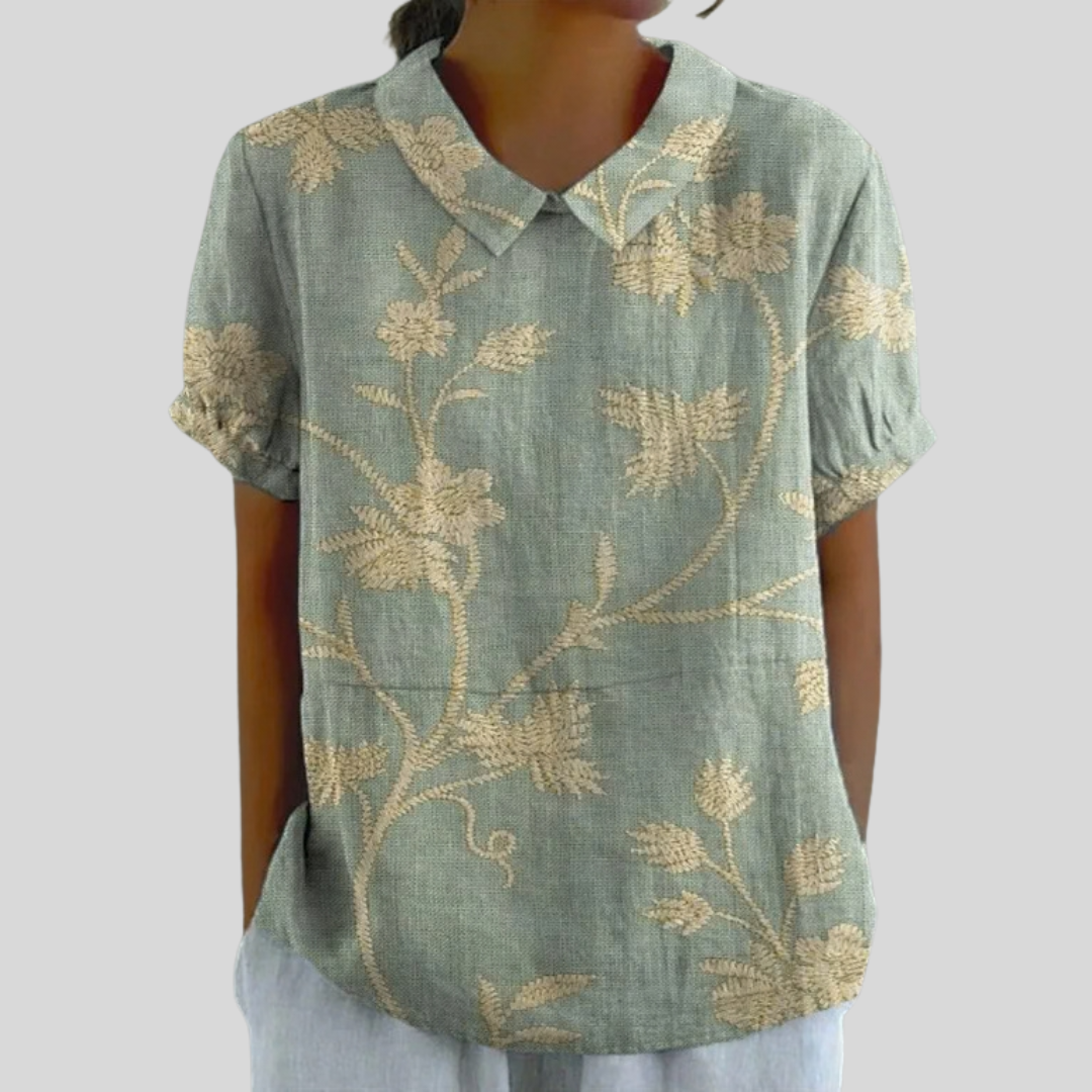 Blouse en broderie végétale Célestine de Danoir Paris, détail de la broderie florale sur tissu léger blanc.