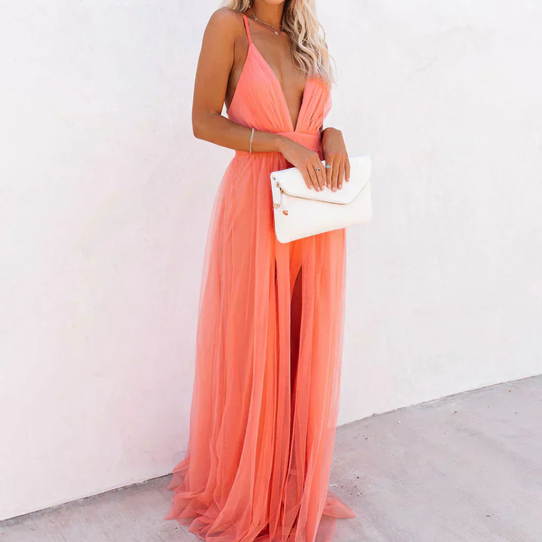 Robe maxi Danoir Paris en tissu léger couleur corail avec décolleté et longue silhouette élégante.