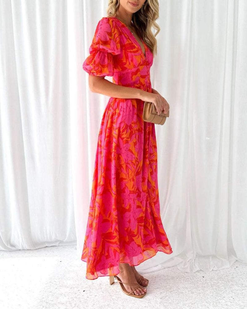 Robe maxi rouge rose Derana de Danoir Paris, longueur élégante et tissu fluide, portée avec style.