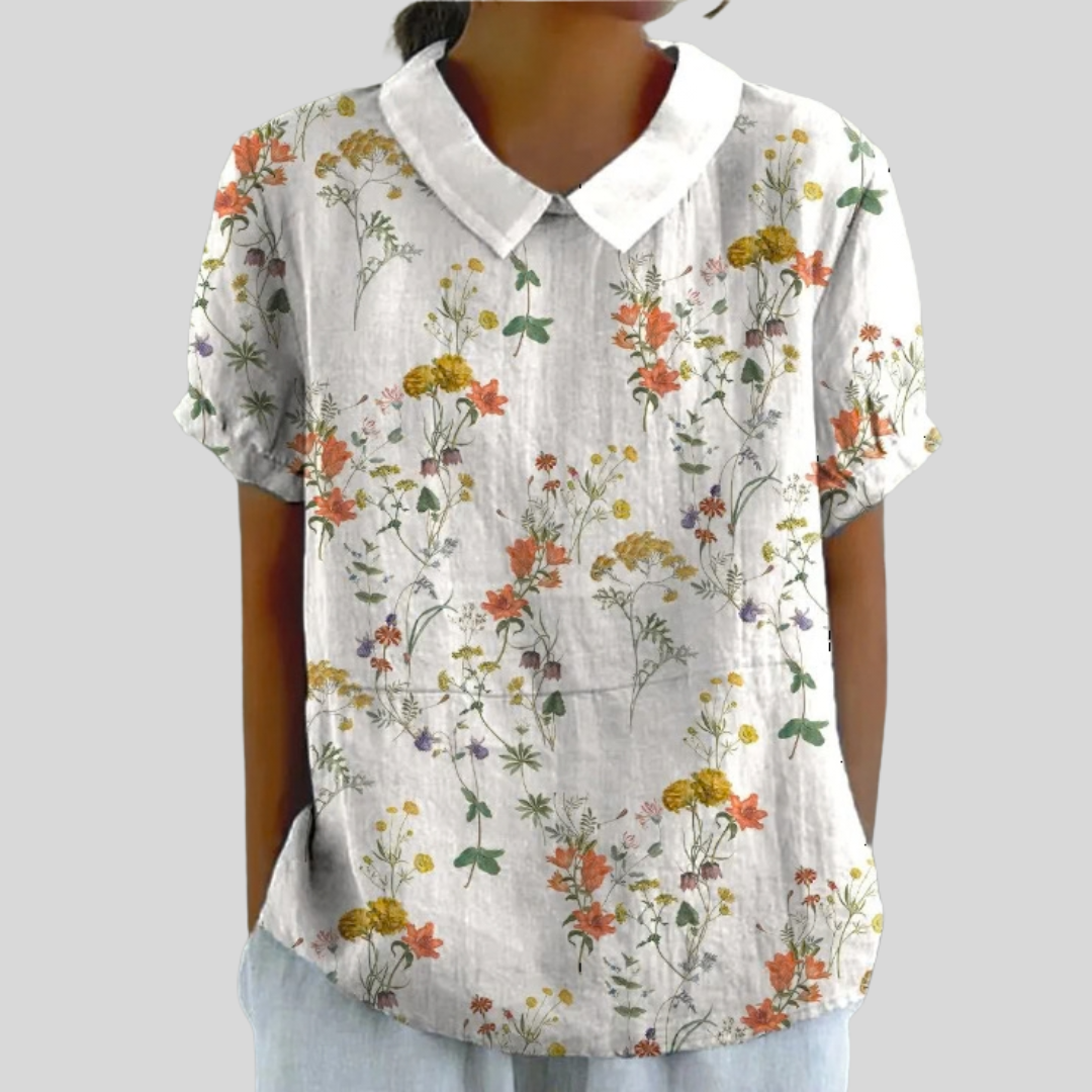 Blouse Flavie de Danoir Paris avec motifs fleurs sauvages, tissu léger et détails élégants, portée sur mannequin.