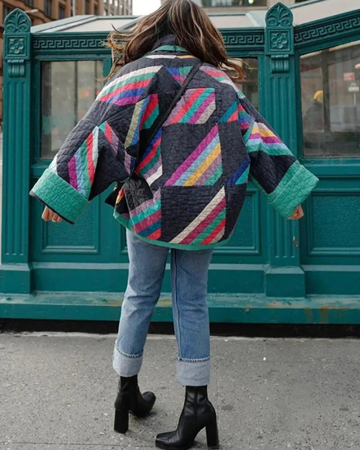 Veste élégante résistante Kaia de Danoir Paris, en tissu sophistiqué, vue de face avec détails de couture et col structuré.