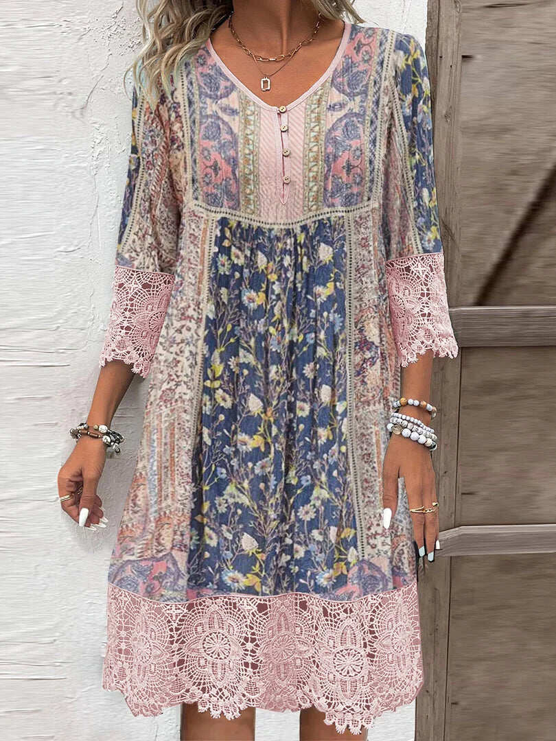 Robe bohème élégante Kirsten de Danoir Paris, tissu fluide et détail chic, portée en style décontracté ou habillé.