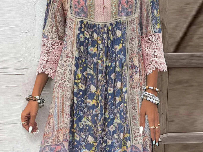 Robe bohème élégante Kirsten de Danoir Paris, tissu fluide avec détails à la mode, portée pour un style chic et décontracté.