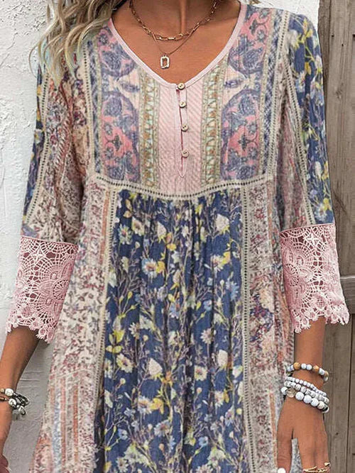 Robe bohème élégante Kirsten de Danoir Paris, tissu fluide avec motifs floraux et coupe longue, portée en style décontracté.