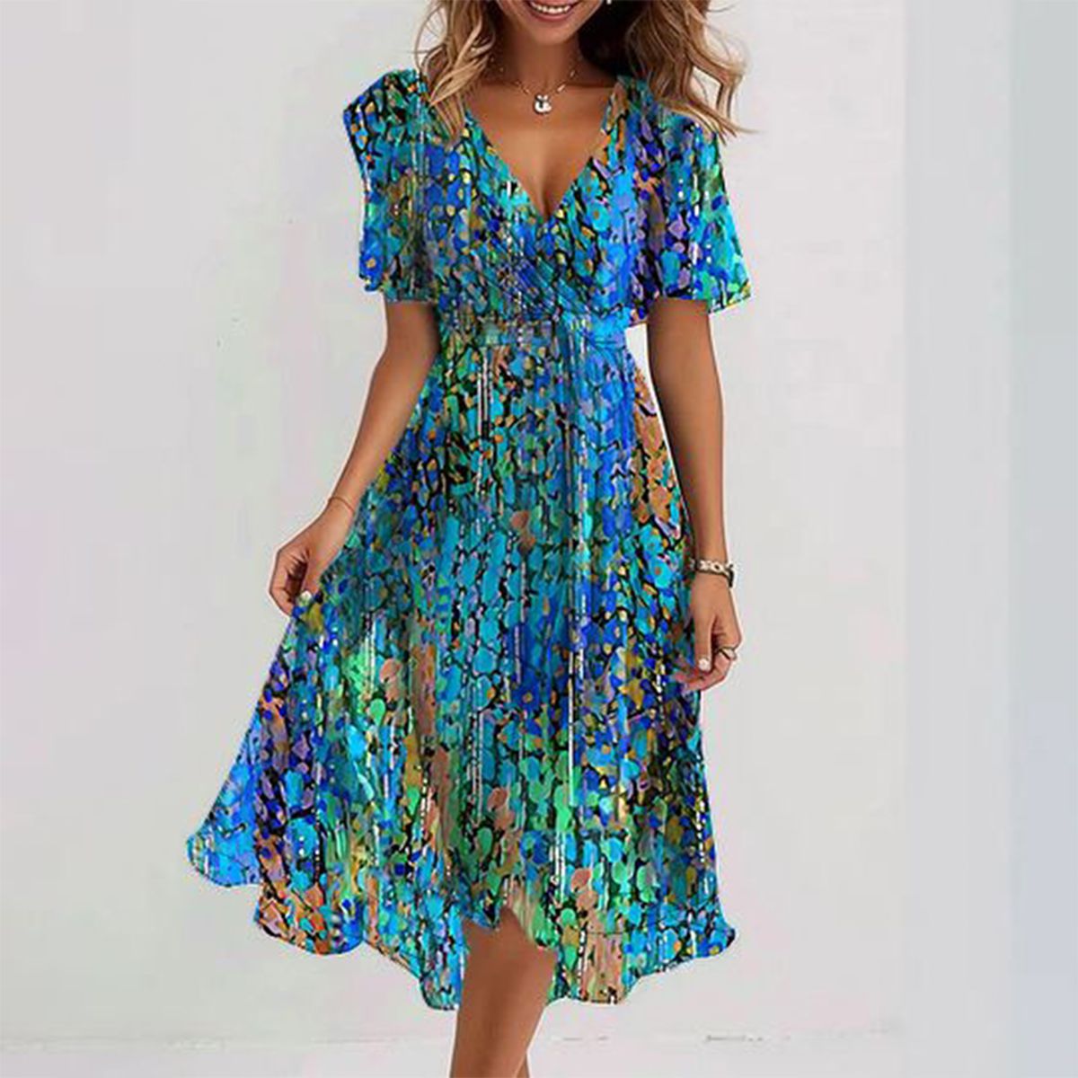 Robe midi élégante en laine de Danoir Paris, tissu doux et sophistiqué, portée avec détails raffinés.