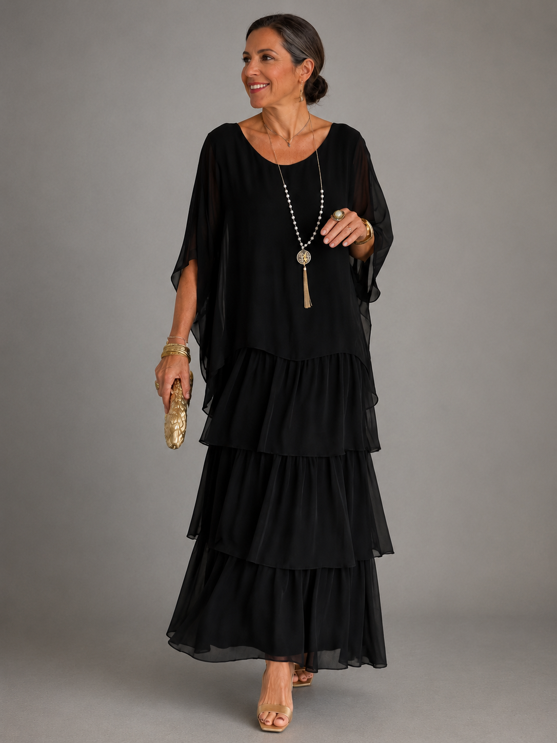Robe noire Lara de Danoir Paris, coupe élégante, en tissu fluide, portée par un mannequin, vue de face.